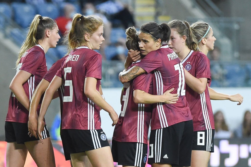 Svenja Huth (3.v.l) sorgte mit ihrem Tor für den knappen DFB-Sieg in Israel.