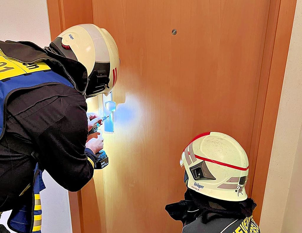 Immer wieder werden die Kameraden der Freiwilligen Feuerwehr Aschersleben zur Öffnung von Wohnungstüren gerufen, weil dahinter Personen in Notlage vermutet werden.