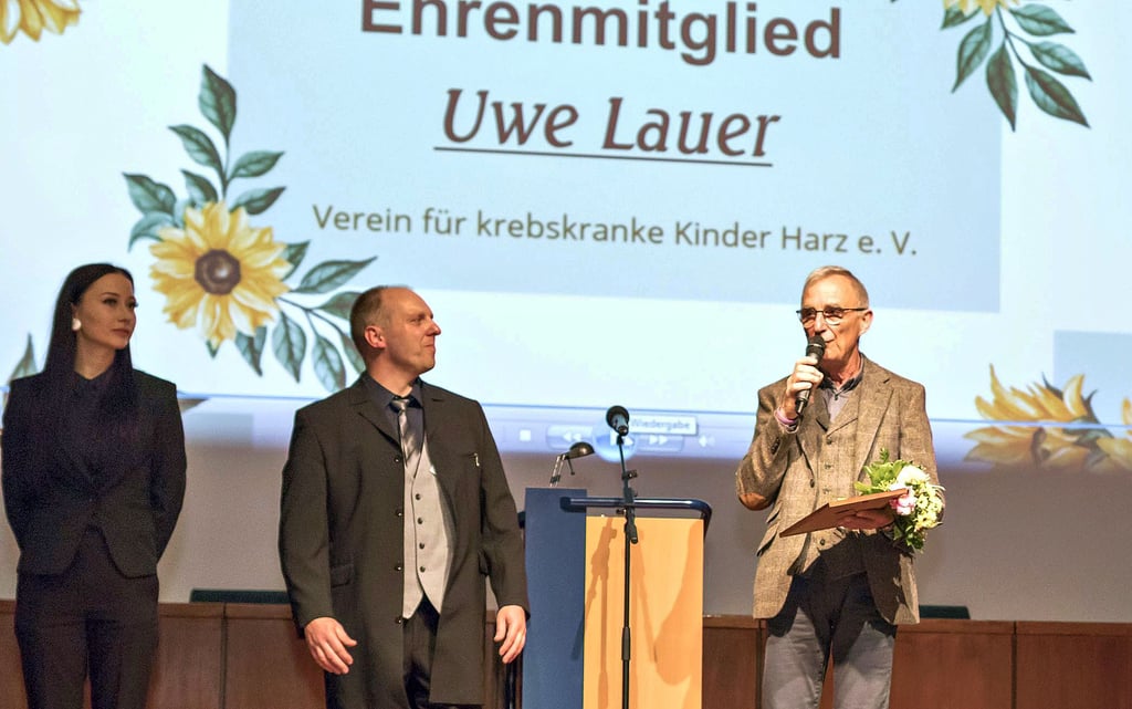 Emotionaler Moment für Uwe Lauer (rechts ) zum Festakt des zehnjährigen Bestehens des Vereins für krebskranke Kinder im Harz. Dort wurde er von Vereinschef Avery Kolle (Mitte) zum Ehrenmitglied ernannt.