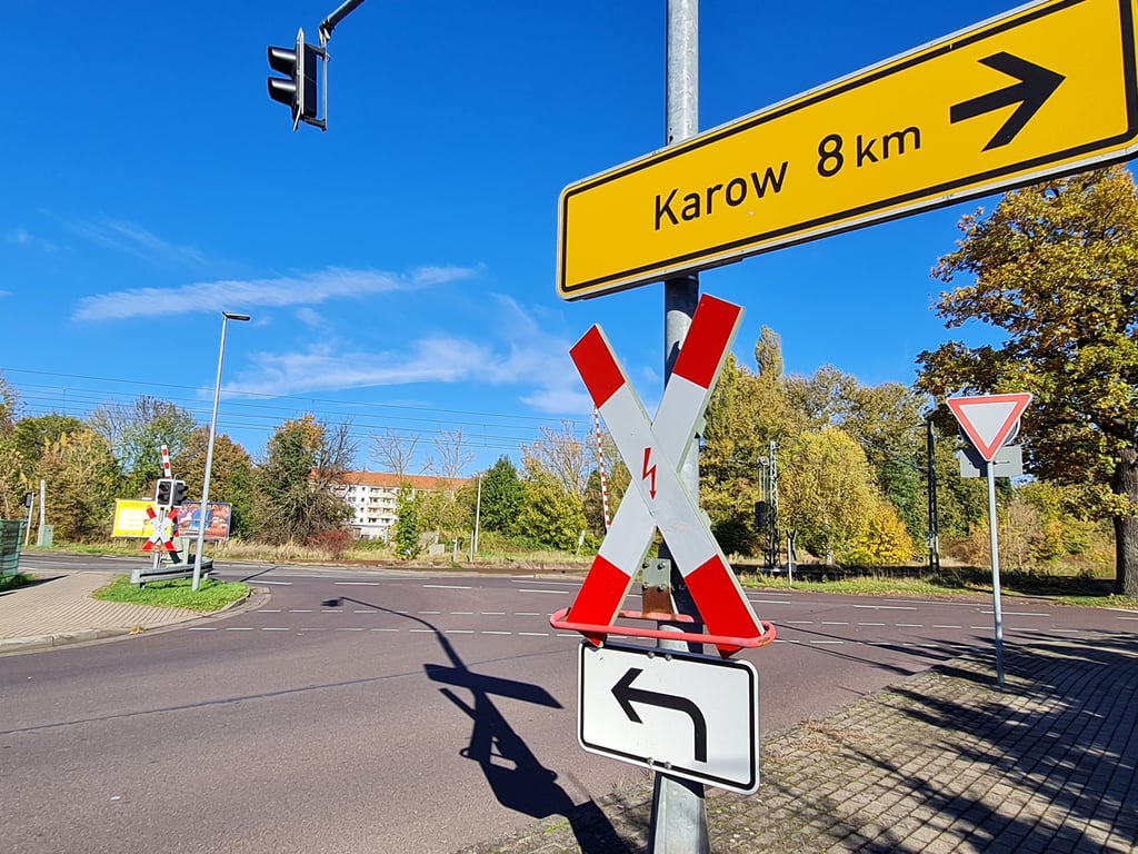 Am Bahnübergang an der Karower Straße in Genthin wurden am Sonntag menschliche Überreste gefunden.