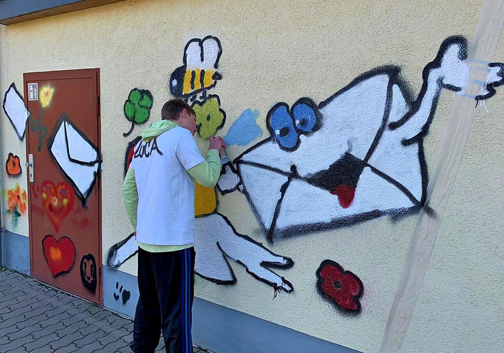 Der 13-jährige Luca aus Köthen hat sichtlich Spaß am Sprayen.