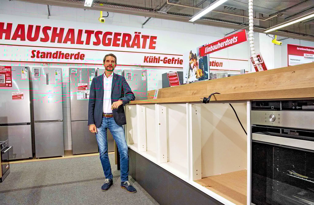 Patrick Neumann, Geschäftsführer des Media-Marktes in Mildensee, verweist auf die Lücken in seinem Sortiment.