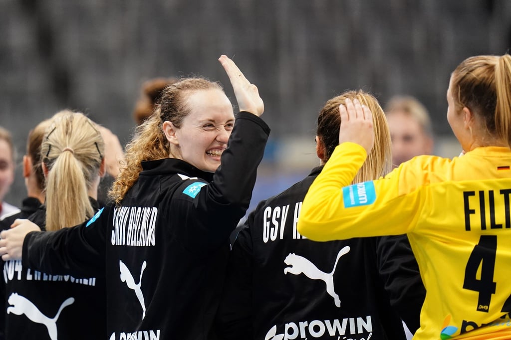 Maren Weigel jubelt mit dem deutschen Team nach Kantersieg über Griechenland.