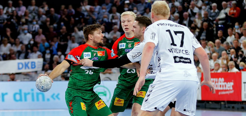 SCM-Spielmacher Marko Bezjak (l.) sah kurz nach der Pause eine umstrittene Rote Karte. Aber Magnus Saugstrup und Co. bezwangen die Kieler (hier Hendrik Pekeler und Patrick Wiencek) trotzdem.
