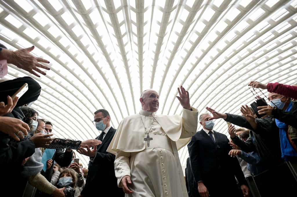 Papst Franziskus hat jetzt ein Trikot von Lionel Messi.