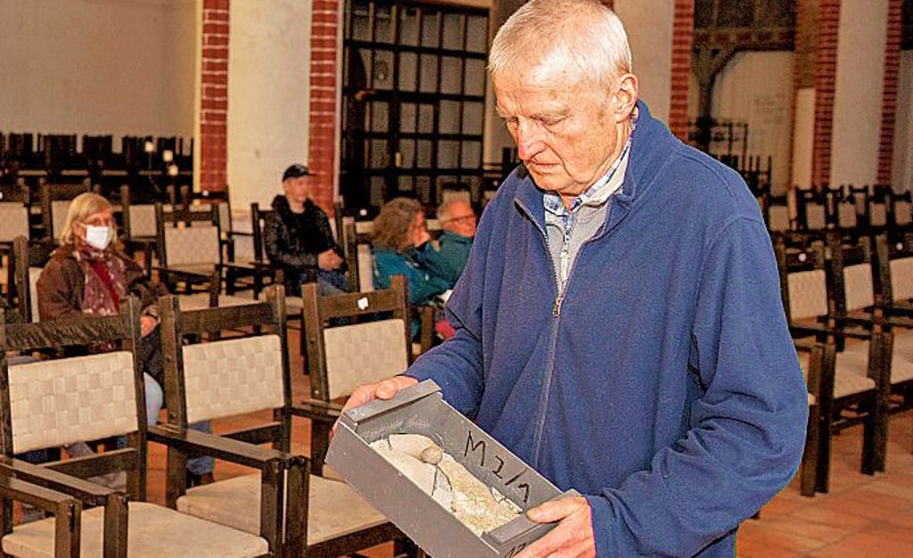 Langsam schritt Carl Vetter durch die Mönchskirche und brachte dabei die Steine zum Klingen.