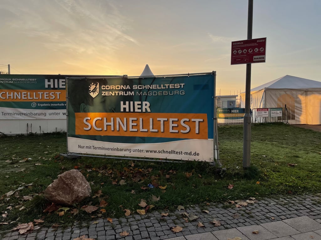 Eine Corona-Schnellteststation am Allee-Center in Magdeburg.