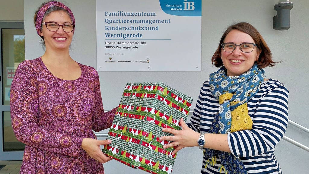 Jessica Munzke (links) und ihre Mitstreiter vom Wernigeröder Familienzentrum starten zum vierten Mal eine Geschenkaktion, an der sich die Lehrerin Elisa Lehmann und ihre Schüler vom Stadtfeld-Gymnasium erneut beteiligen.