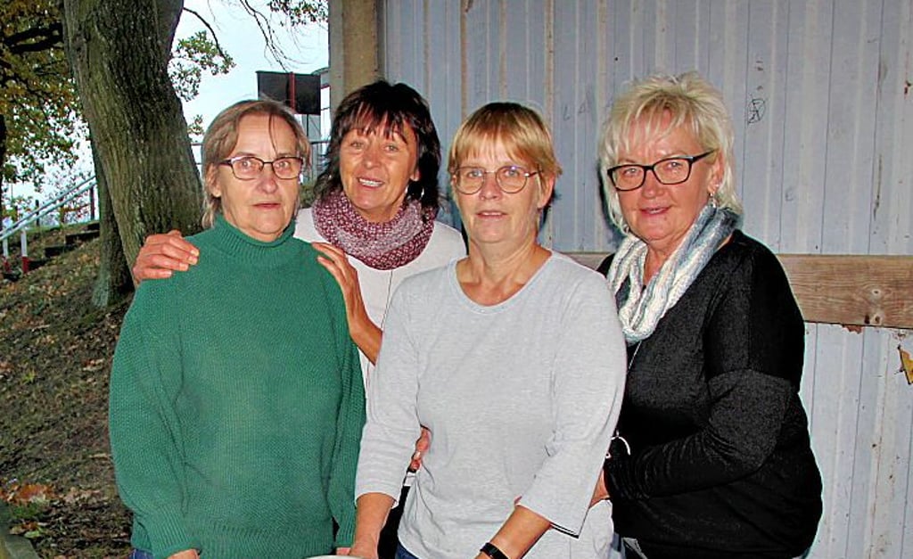 Ute Schütte, Iris Dombrowski, Sonja Roland und Christel Striewski haben den alten Kartoffeldämpfer extra wieder angeworfen.