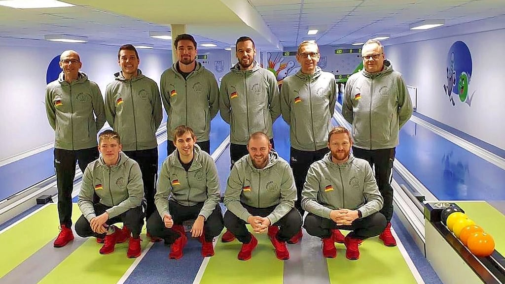 Die deutsche Nationalmannschaft mit Teammanager Martin Herold (SKV), Dominik Kunze, Jürgen Pointinger, Manuel Weiß, Bundestrainer Timo Hoffmann und Betreuer Wolfgang Lutz (alle SKV, hinten v.l.) sowie Tim Brachtel, Christian Wilke (SKV), Florian Fritzmann und Manuel Lallinger (vorn v.l.) wollen bei der WM mindestens ins Viertelfinale kommen. Es fehlt Daniel Schmid.