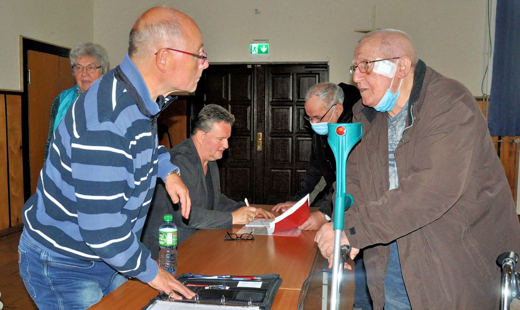 Der wiedergewählte Vorsitzende der Bürgerinitiative „Bezahlbares Abwasser", Bernhard Pech (links), kam nach der Mitgliederversammlung mit Siegfried Werder ins Gespräch. Dahinter befindet sich sein Stellvertreter Helmut Giesecke (Mitte).
