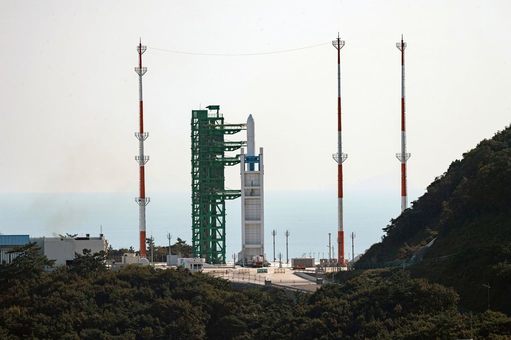 Eine Testversion von Südkoreas selbst entwickelter Weltraumrakete „Nuri“ steht auf der Startrampe im Naro Space Center, 473 Kilometer südlich von Seoul.