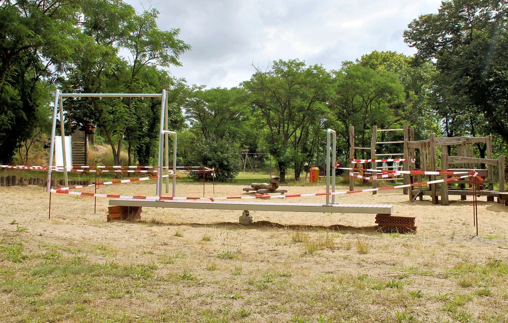 Bereits seit den Sommermonaten stehen die neu gebauten Geräte auf dem Spielplatz in Samswegen. Doch fallen nun auch bald die Flatterbänder?