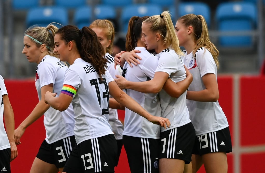 Deutschlands Nationalspielerinnen feiern ein weiteres Tor beim 5:1-Sieg gegen Serbien.