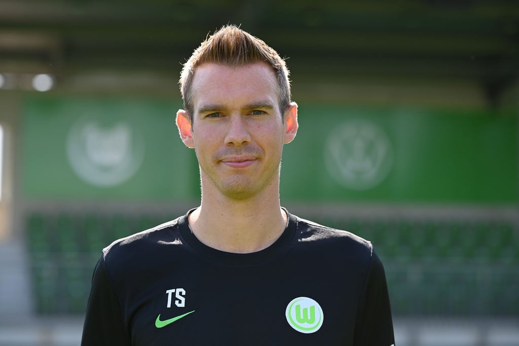 Der Cheftrainer der Frauenmannschaft des Bundesligisten VfL Wolfsburg: Tommy Stroot.