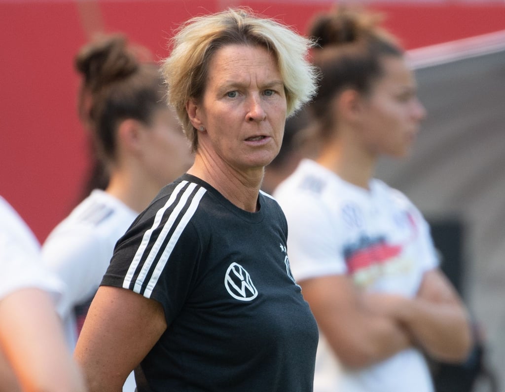 Gleich 14 Nationalspielerinnen wollen den Trainerschein machen: Bundestrainerin Martina Voss-Tecklenburg freut es.
