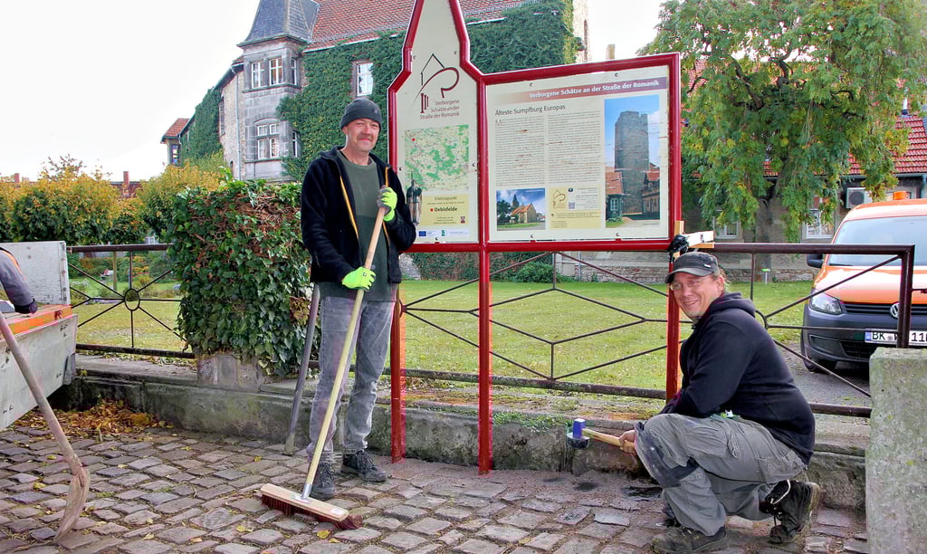 Lange stand das Schild in einer Ecke, verstaubt und fast vergessen. Doch jetzt haben die Mitarbeiter vom Bauhof in Oebisfelde, Michael Gollnow und Uwe Herzog, es am Eingangsbereich der Burg aufgestellt.
