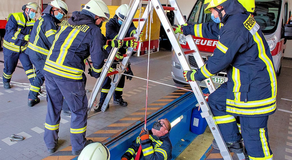 Unter anderem wurde die Rettung einer verletzten Person aus einer Gruppe im Gerätehaus geübt.