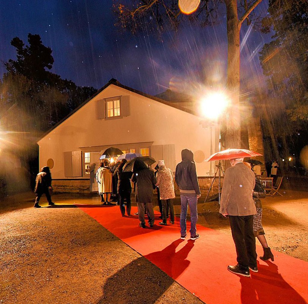 Ein Trauerspiel schon vor dem Theater: Schlangestehen im Regen