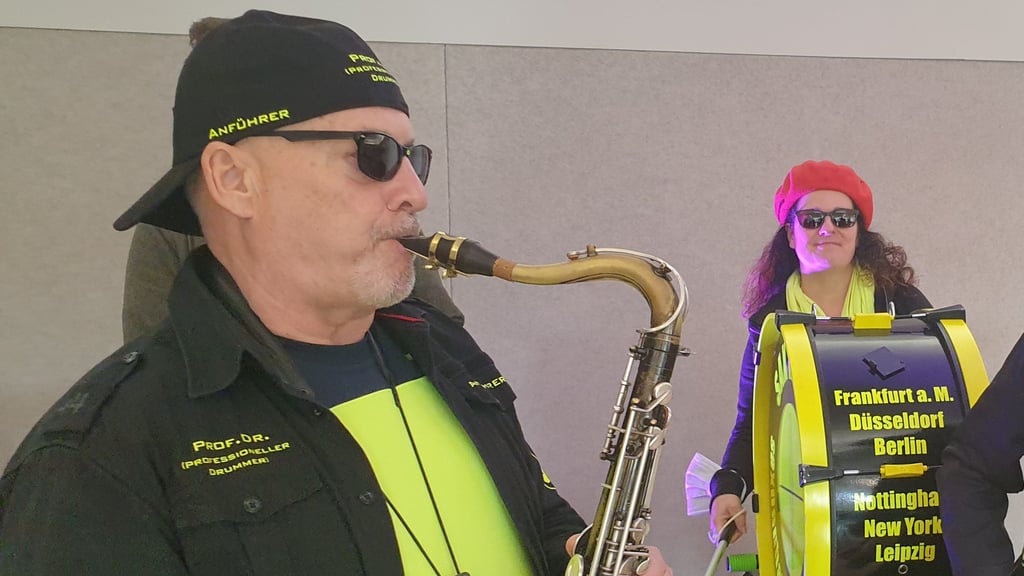 Zum Selbsthilfegruppentag spielten Uli und Cathleen Haase mit ihrem Sax’n-Anhalt-Orchester und fünf ehemals Suchtkranken auf. Mit „Musik & Therapie“ stehen die Magdeburger Musiker Patienten nach dem Entzug bei der Rehabilitation bei.