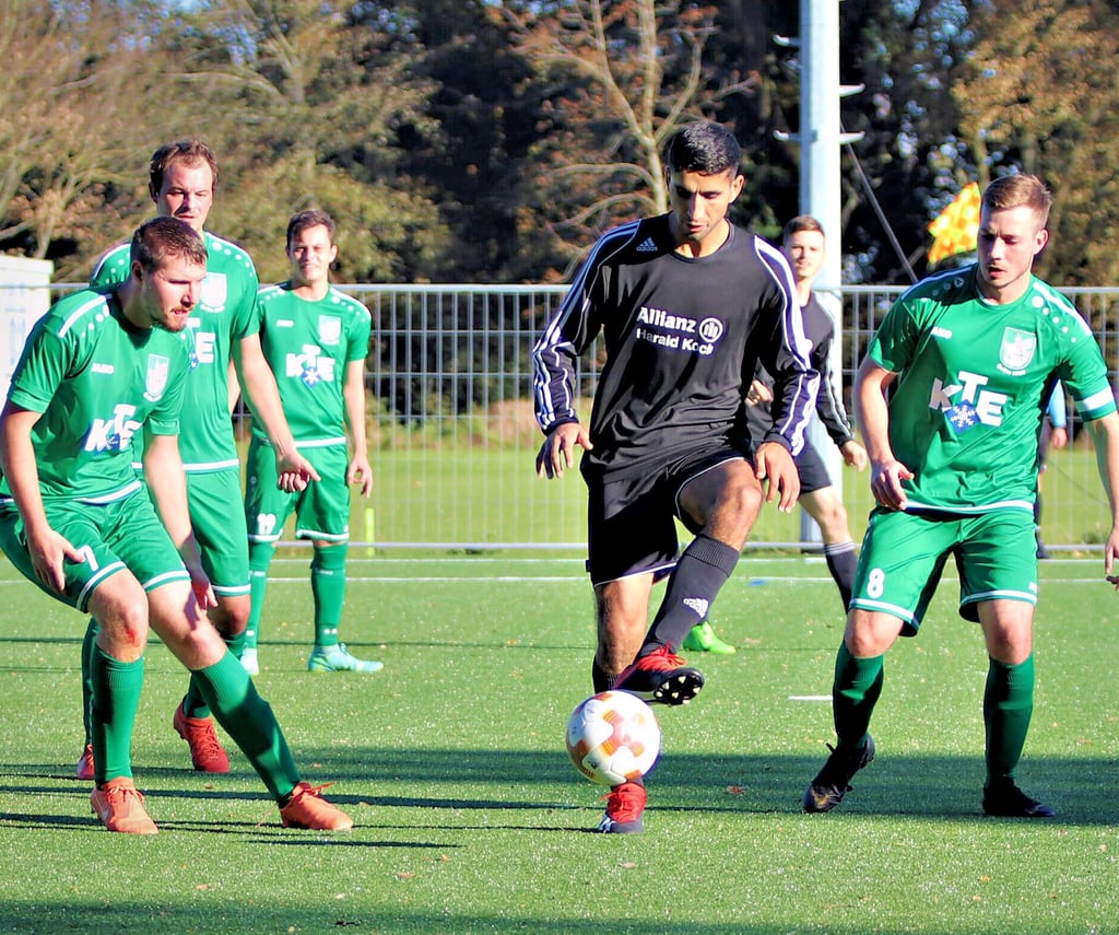 Immer wieder spazierten die Helbraer (schwarze Trikots) durch die Abwehr von Aufbau Eisleben.