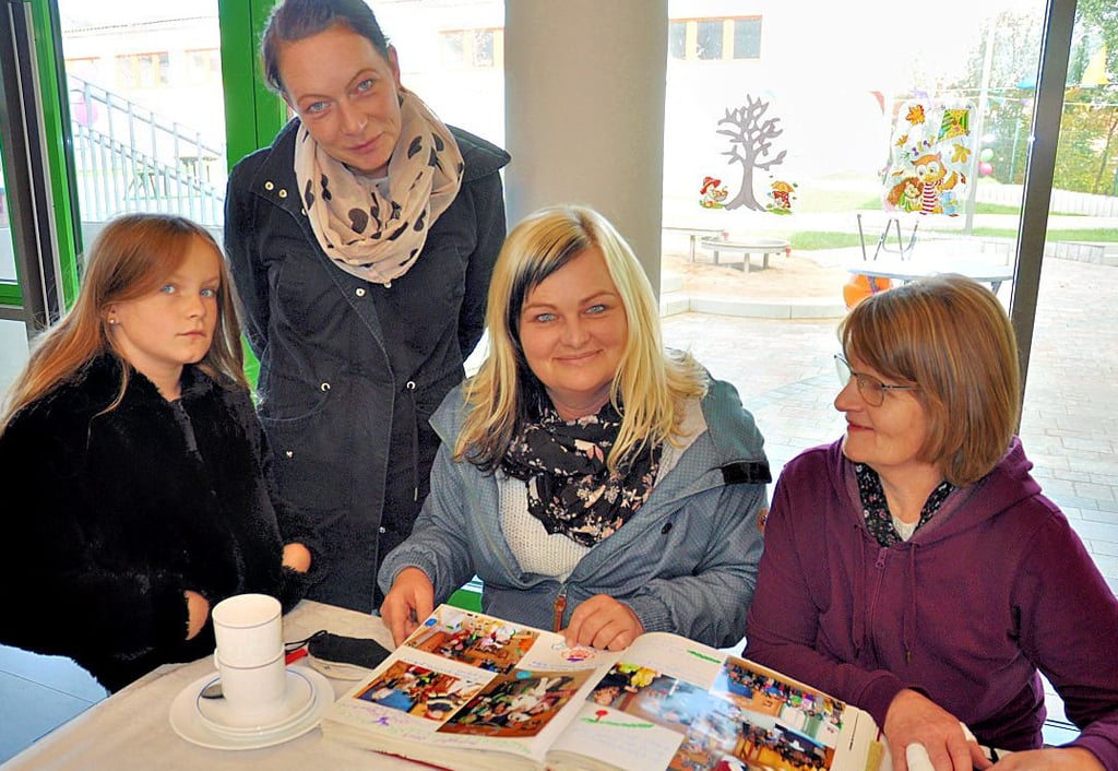 Amalia Freya und Stephanie Görner (von links) sowie Carolin und Petra Gaensewich sind in den früher getrennten Einrichtungen in den Kindergarten und in die Schule gegangen.