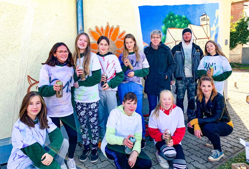 Mehr Beschäftigungsmöglichkeiten für Kinder und Jugendliche werden benötigt. Einen Anfang haben Ortsbürgermeisterin Diana Eiternick (oben, 3. v. r.), Graffitikünstler Alexander Sitt (oben, 2. v.r.) und Streetworkerin Nadine Anhalt (unten rechts) mit der Graffiti-Aktion in Löbnitz gemacht.
