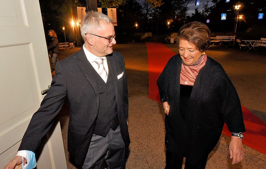 Edda Moser wird von René Schmidt, dem Direktor des Goethe-Theaters und der Kuranlagen hineinbegleitet.