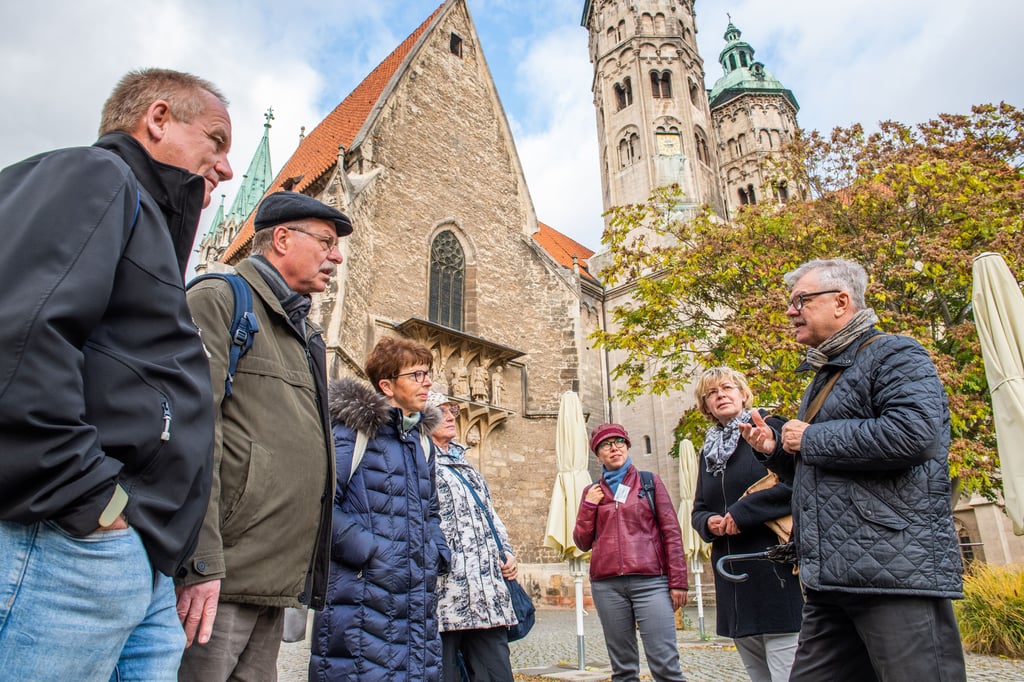 Roland Thrän (r.), ehemaliger Geschäftsführer des Fördervereins Welterbe, sowie Stadtführerin Carmen Seebe (2.v.r.) begleiten eine Gruppe durch die Stadt Naumburg zum Thema "Unesco Welterbe - Naumburger Dom und die Kultur-Landschaft".