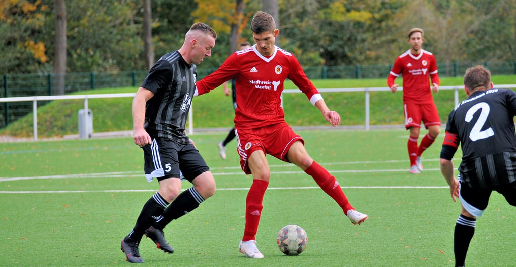 Nick Unger (rechts) und der SV 09 Staßfurt belohnten sich in der Landesliga, Staffel Mitte, mit einem Punkt gegen Irxleben. Erfolgsgeheimnis waren dabei der nötige Wille und die richtige Einstellung.