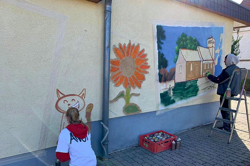 Künstler Alexander Sitt machts vor, die Kinder ihm nach.