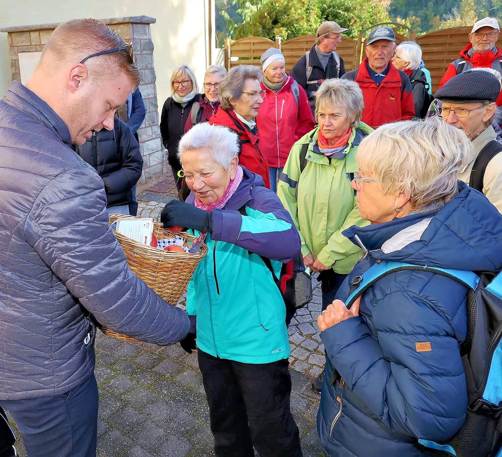 Start der Wanderung mit einer schönen Aussicht zum Schloss.