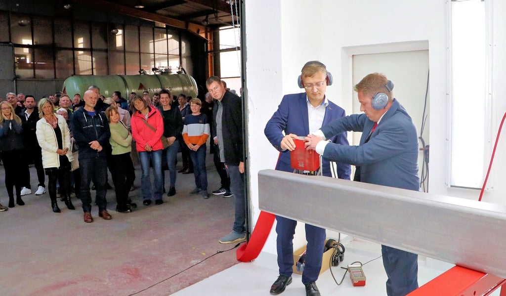 André Lüderitz (rechts) und Sebastian Zunhammer junior fräsen in der seit 30 Jahren bestehenden Annaburg Nutzfahrzeug GmbH die Fahrgestellnummer vom 10.000 Fahrzeug in das Kastenprofil, das in einem großen Gülleanhänger verbaut werden soll.