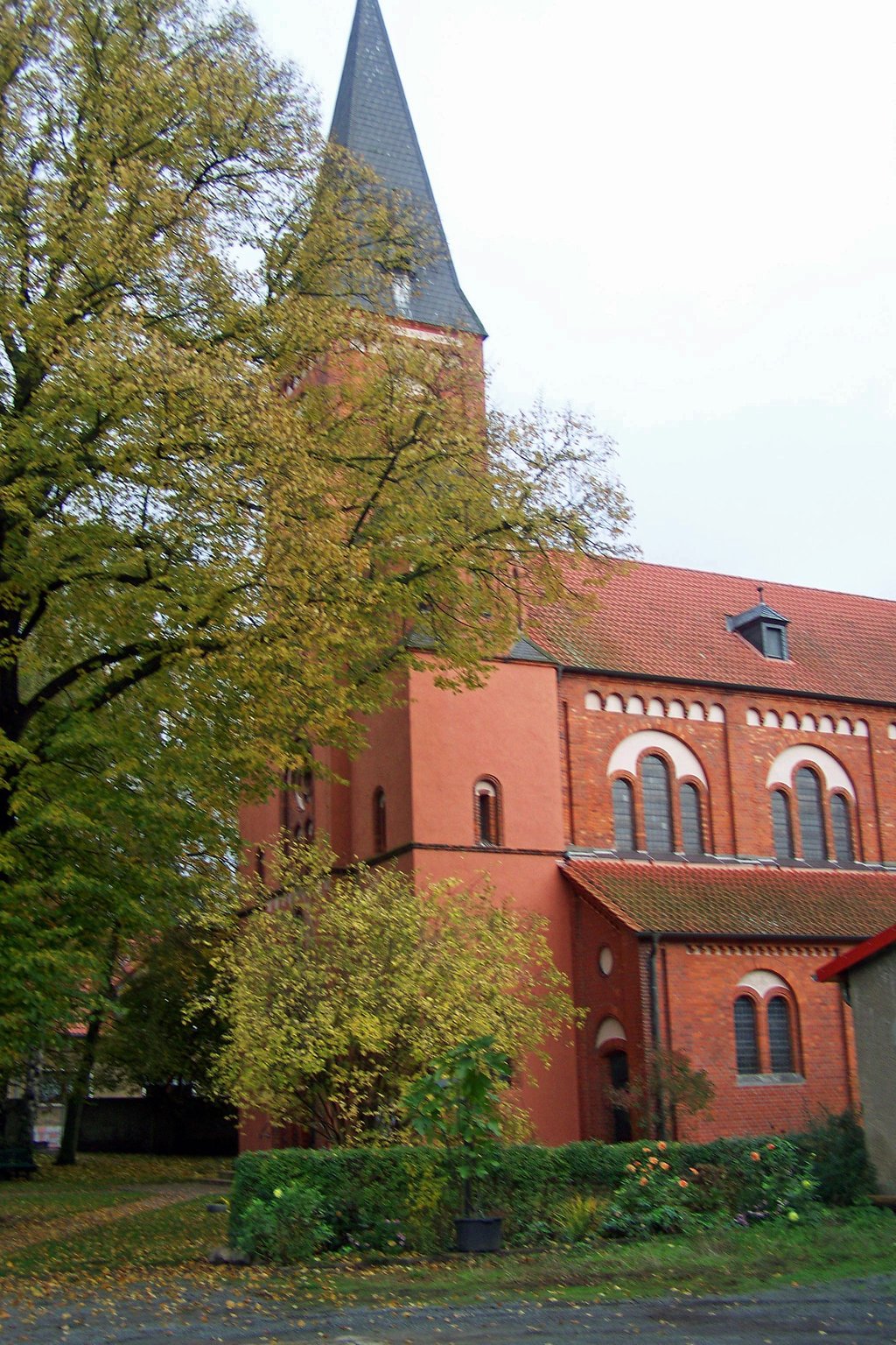 Die katholische Kirche in Hötensleben. Vor 120 Jahren, am 21. Oktober 1891, wurde sie auf den Namenl „St. Josef und Augustinus“ geweiht.