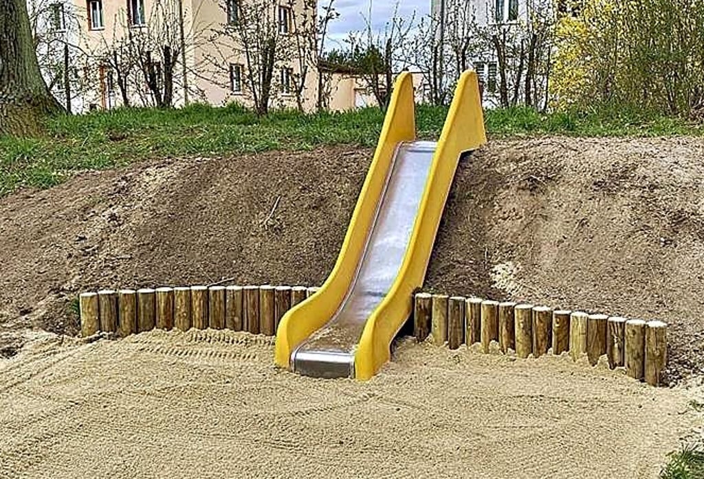 Die Spielplatzinitiative hat eine neue Rutsche für den Spielplatz im Eichenweg in Törten organisiert.