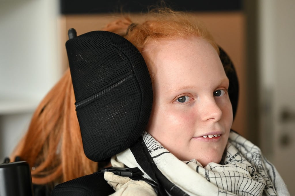 Ella leidet an Spinaler Muskelatrophie. Nach dem Inkrafttreten des „Intensivpflege- und Rehabilitationsstärkungsgesetzes“ im vergangenen Jahr kämpft sie dafür, dass beatmete Menschen wie sie auch weiter in ihren Familien betreut werden dürfen und nicht in Heimen untergebracht werden müssen.