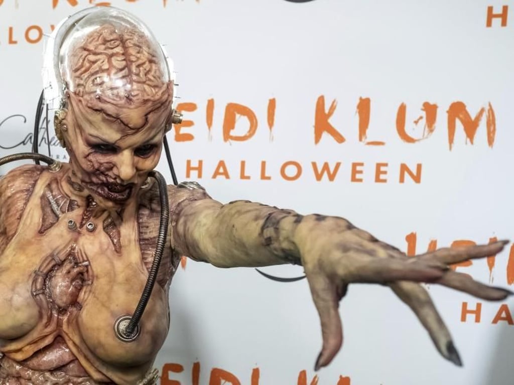 Heidi Klum in einem Halloween-Kostüm als Alien.
