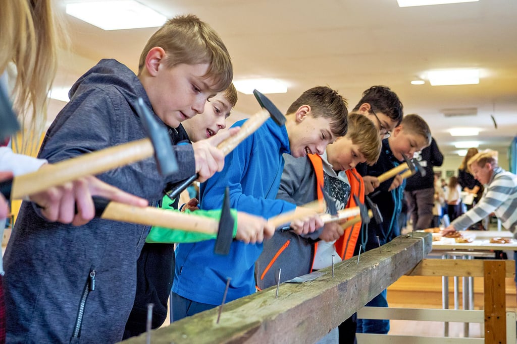 Nagel-auf-den-Kopf: Diese Station beim ersten Oktoberfest der Gommeraner Sekundarschule "Fritz Heicke" war gar nicht so einfach, wie die Schülerinnen und Schüler der 5. und 6. Klassen feststellen mussten. Spaß hat's aber trotzdem gemacht.