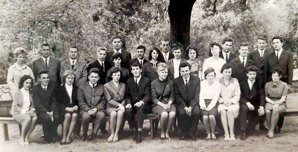 Zum Schulabschluss 1965 entstand das Foto der damaligen Klasse 12b II auf dem Schulhof der EOS „Thomas Müntzer“ Aschersleben.