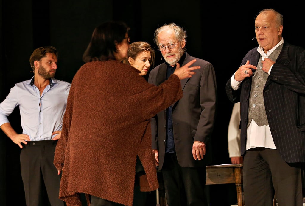 Generalprobe zum Trauerspiel „Emilia Galotti“ im Goethe-Theater Bad Lauchstädt: Regisseurin Anna Siegmund-Schultze gibt den Schauspielern wie Thomas Thieme (r.), Bernt Hahn (2.v.r.) und Benjamin Krüger (l.) letzte Anweisungen. Im Hintergrund: Johanna Wokalek
