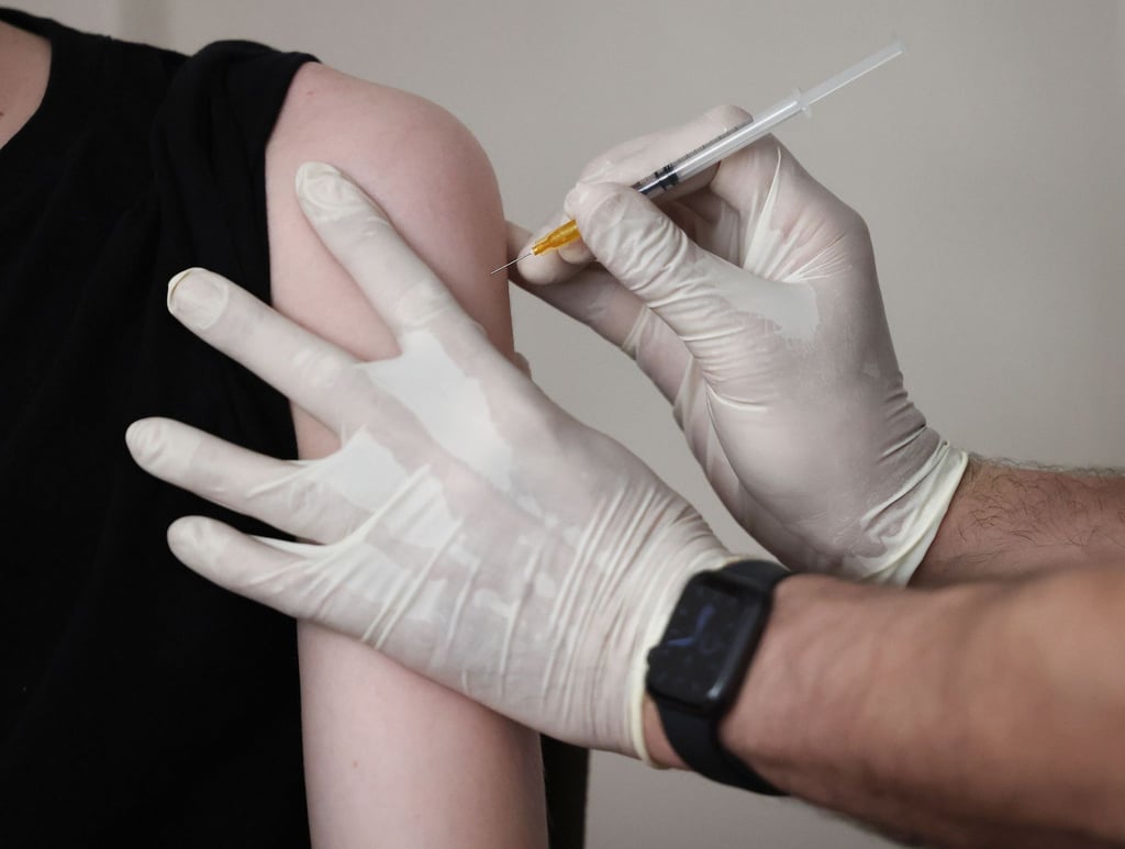 Die Impfung mit dem Corona-Impfstoff von Biontech/Pfizer senkt bei Jugendlichen laut einer Studie das Risiko einer Infektion mit der Delta-Variante um 90 Prozent.