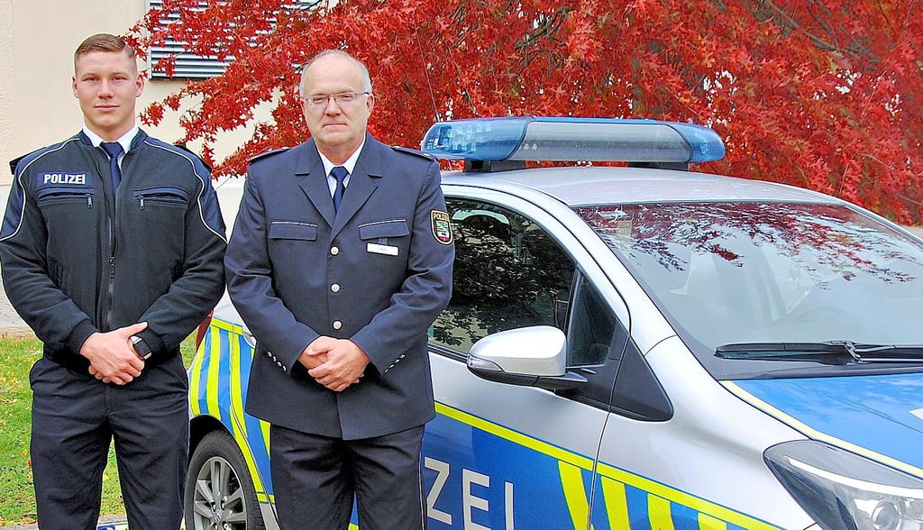 Kriminalrat Heiko Timme (rechts) stellte offiziell den neuen Regionalbereichsbeamten Luca Nowak vor.