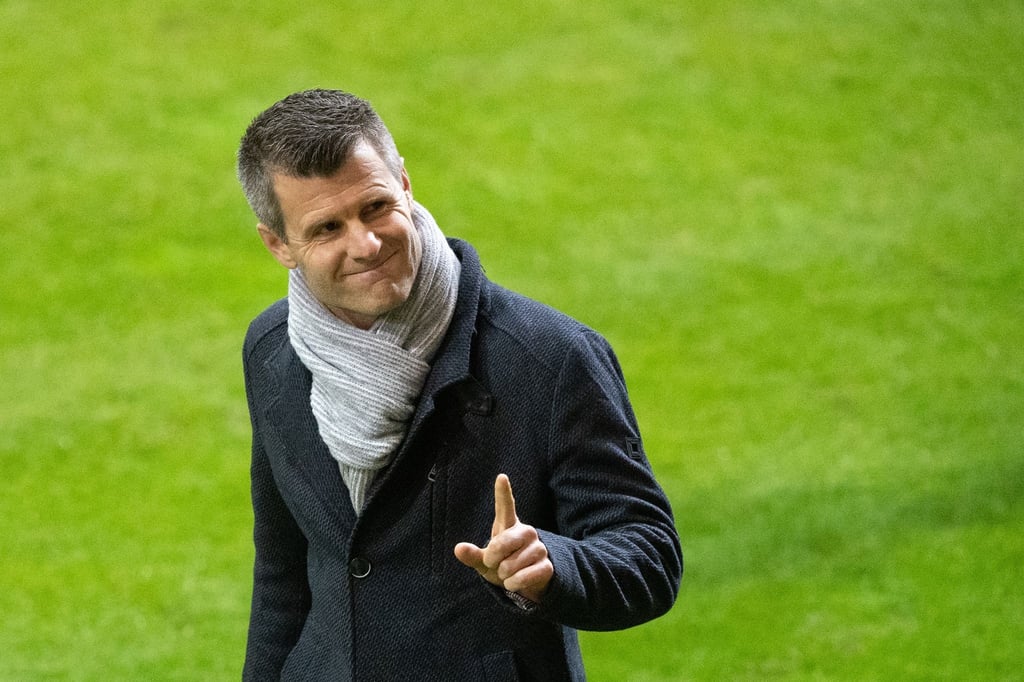 Bayern-Trainer Jens Scheuer grüßt in Richtung der Tribüne - und von der Tabellenspitze.