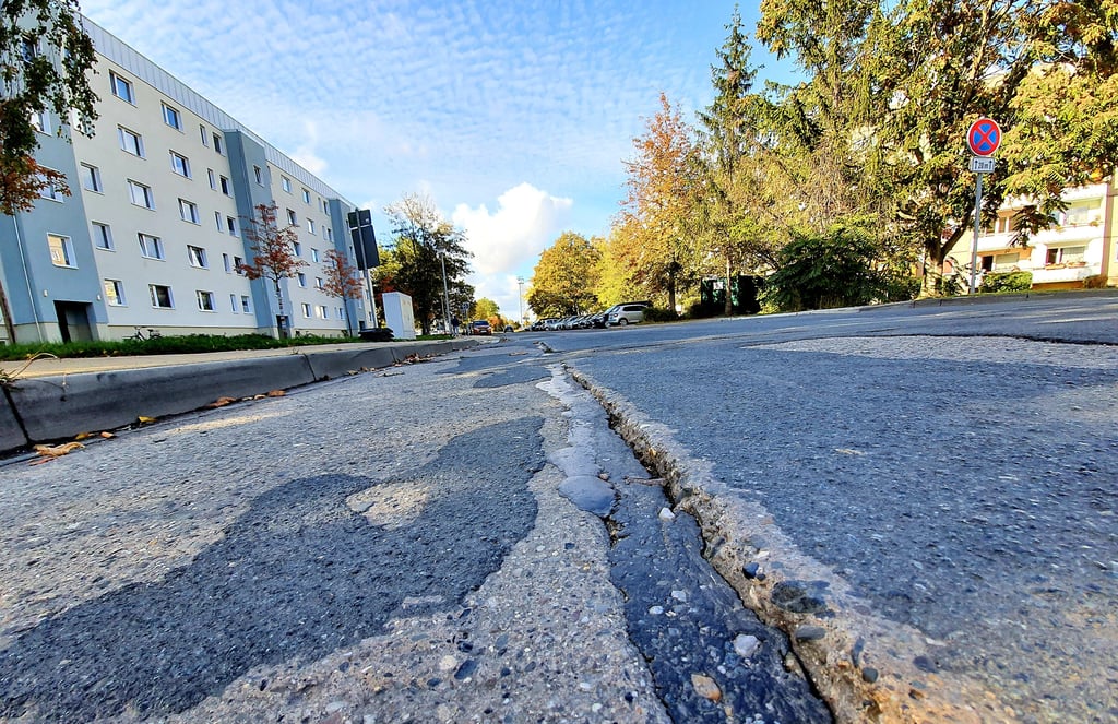Die Fugen auf der Fahrbahn der Max-Otto-Straße im Wernigeröder Stadtfeld sind tief ausgespült.
