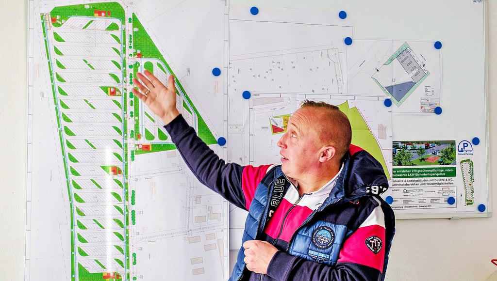 Bauleiter Christian Groß informiert über den Stand der Arbeiten am Großparkplatz für Lkw in Vockerode.