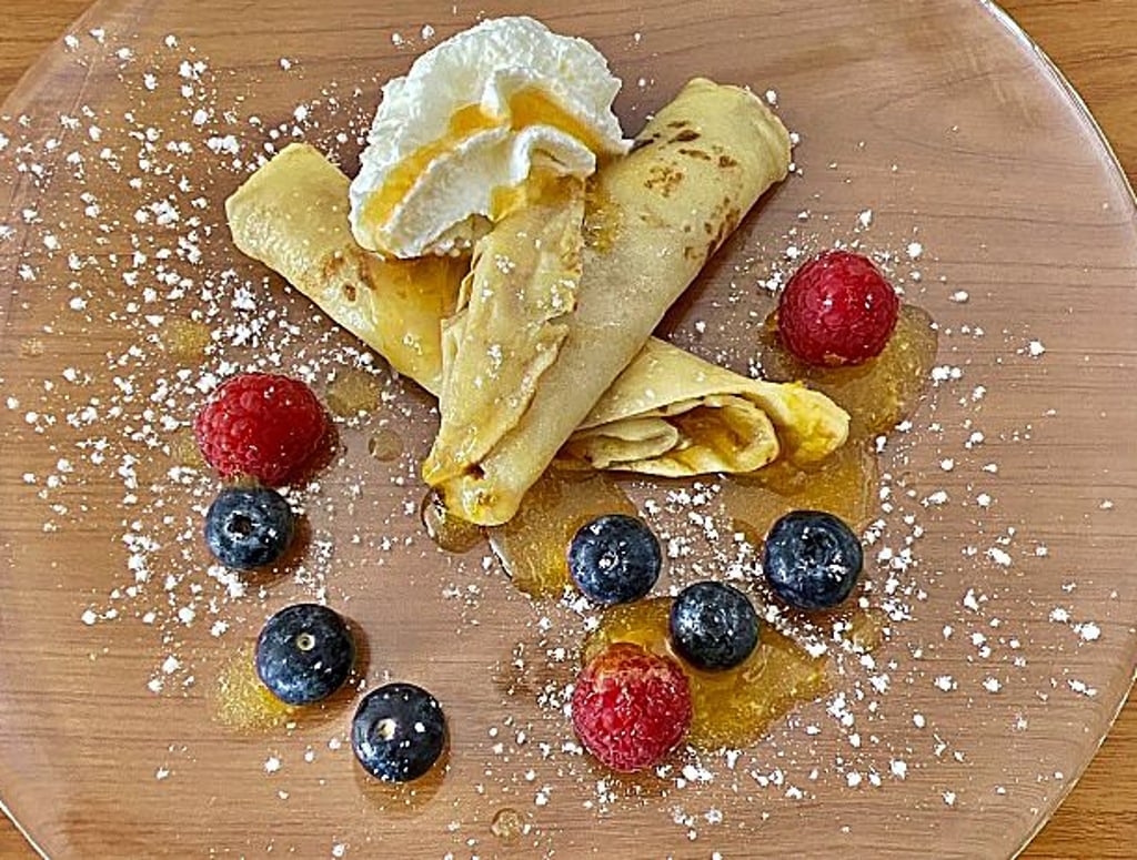 Zum Dessert gibt es etwas Süßes: Palatschinken mit Marillensauce