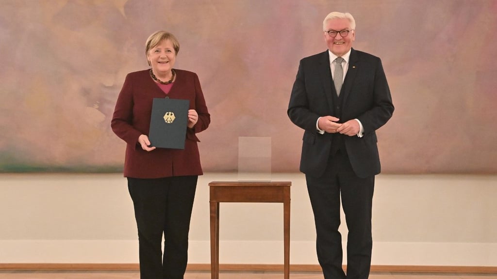 Bundespräsident Frank-Walter Steinmeier hat Kanzlerin Angela Merkel die Entlassungsurkunde überreicht.