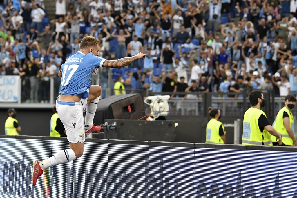 Lazio-Stürmer Ciro Immobile freut sich nach einem Treffer mit den Fans.