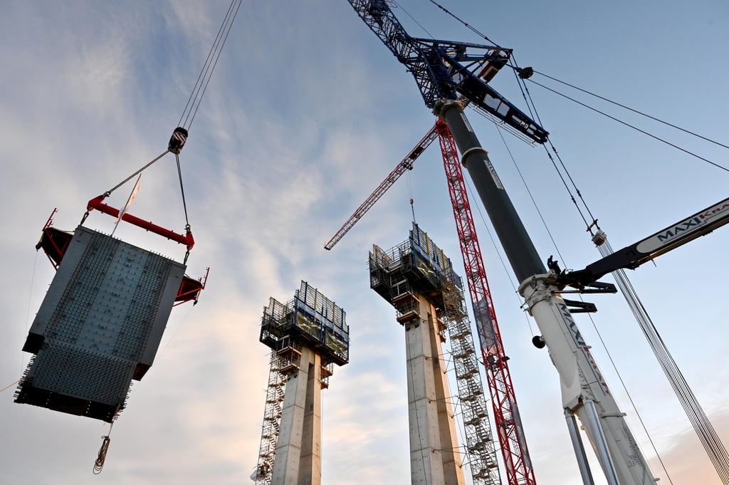 Eine der Ankerboxen wird auf der Magdeburger Baustelle nach oben gezogen.