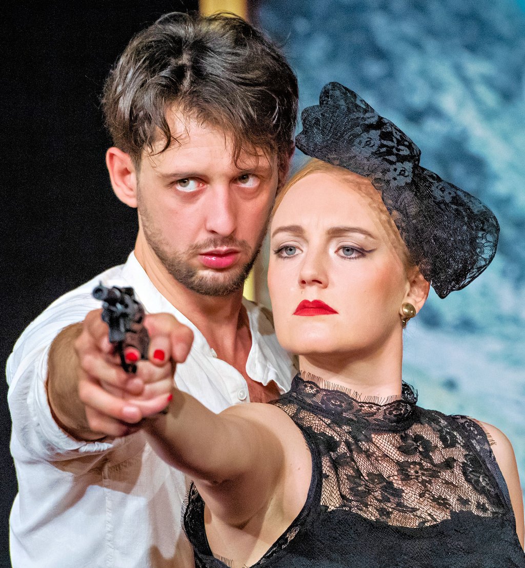 Smirnow (Enrico Riethmüller) und Popova (Pia Koch)